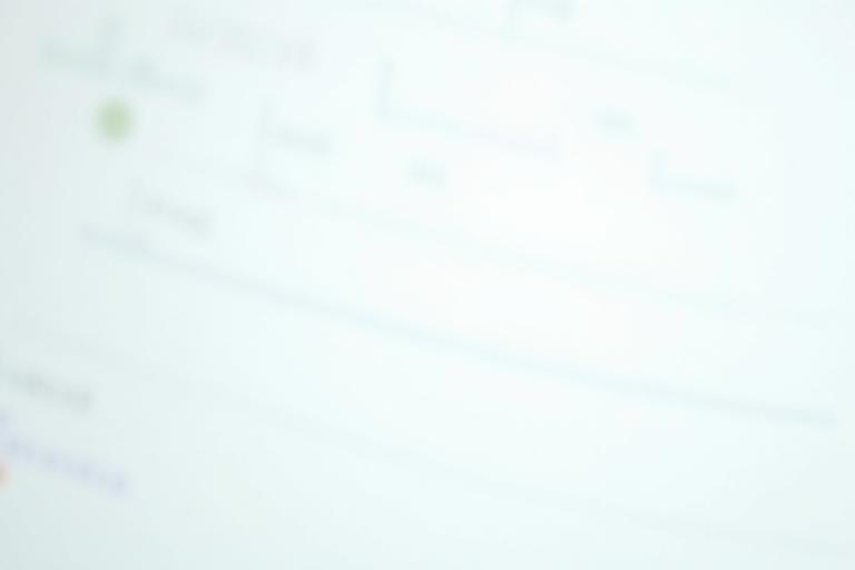 Interfaccia utente di un generatore di report personalizzato con componenti drag-and-drop e opzioni di pianificazione.